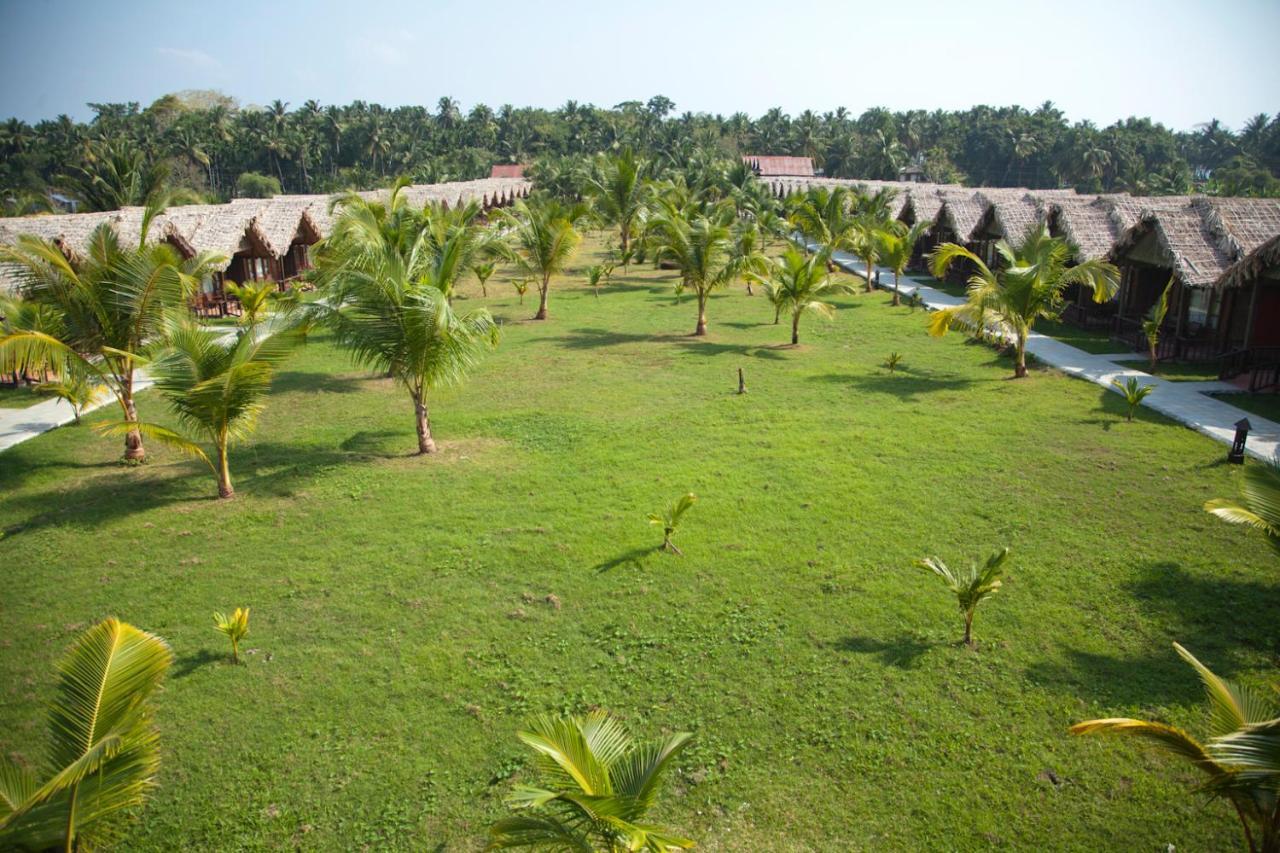 Symphony Palms Beach Resort And Spa Govind Nagar Exterior foto